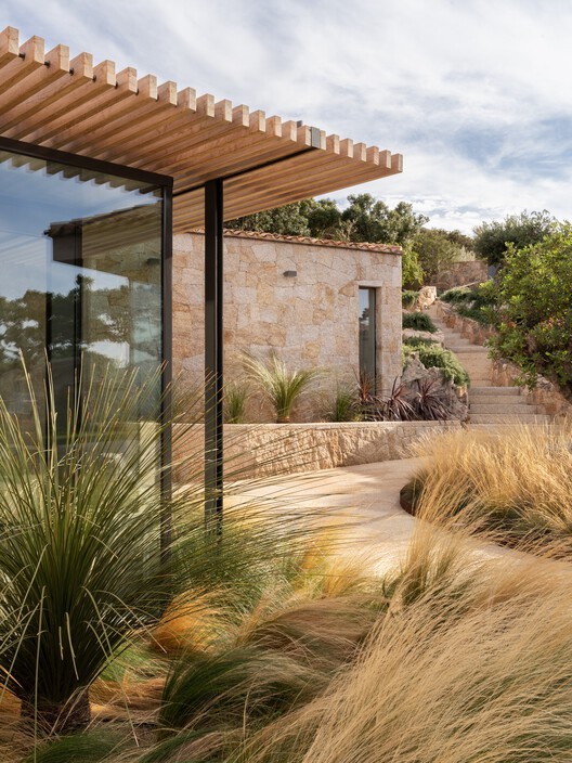 Μια πέτρινη βίλα στη Σαρδηνία ενσαρκώνει το μεσογειακό ονειρικό εξοχικό - Φωτογραφία 1