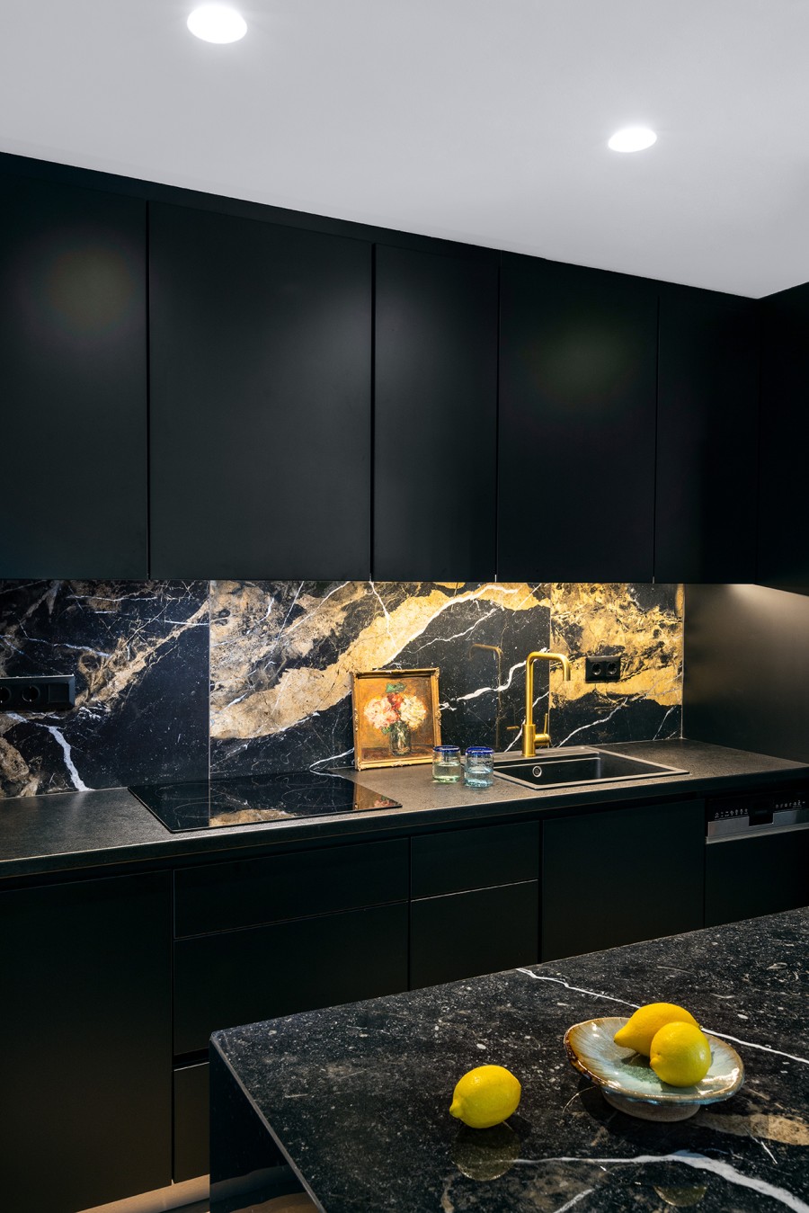 Ένα πρόσφατα ανακαινισμένο διαμέρισμα στο Κολωνάκι γεμάτο Τέχνη- Φωτογραφία 2