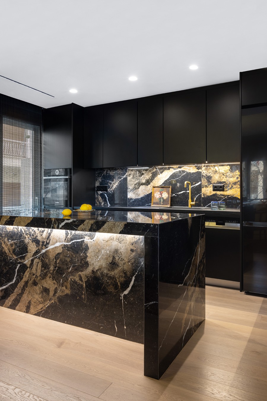 Ένα πρόσφατα ανακαινισμένο διαμέρισμα στο Κολωνάκι γεμάτο Τέχνη- Φωτογραφία 6