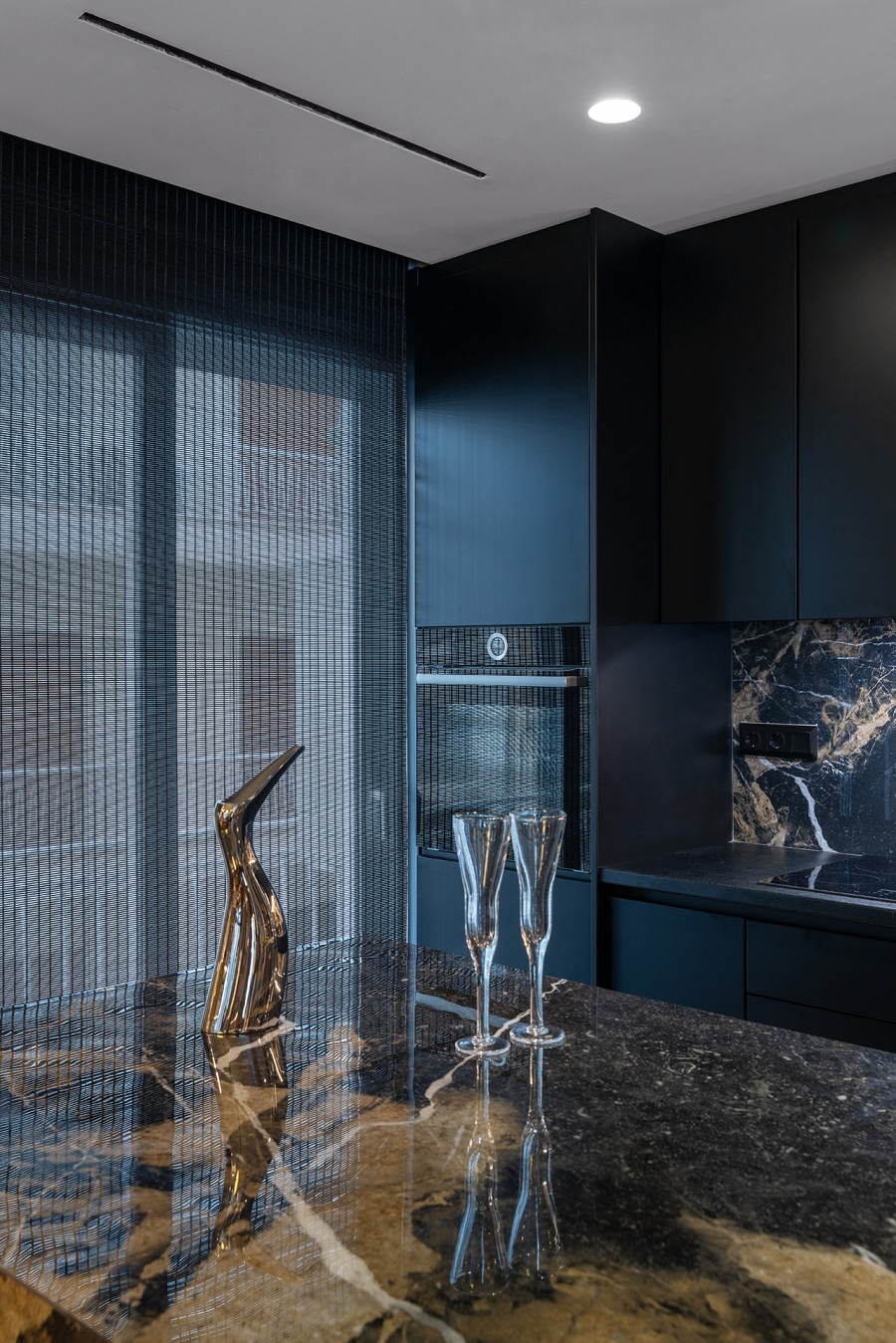 Ένα πρόσφατα ανακαινισμένο διαμέρισμα στο Κολωνάκι γεμάτο Τέχνη- Φωτογραφία 7