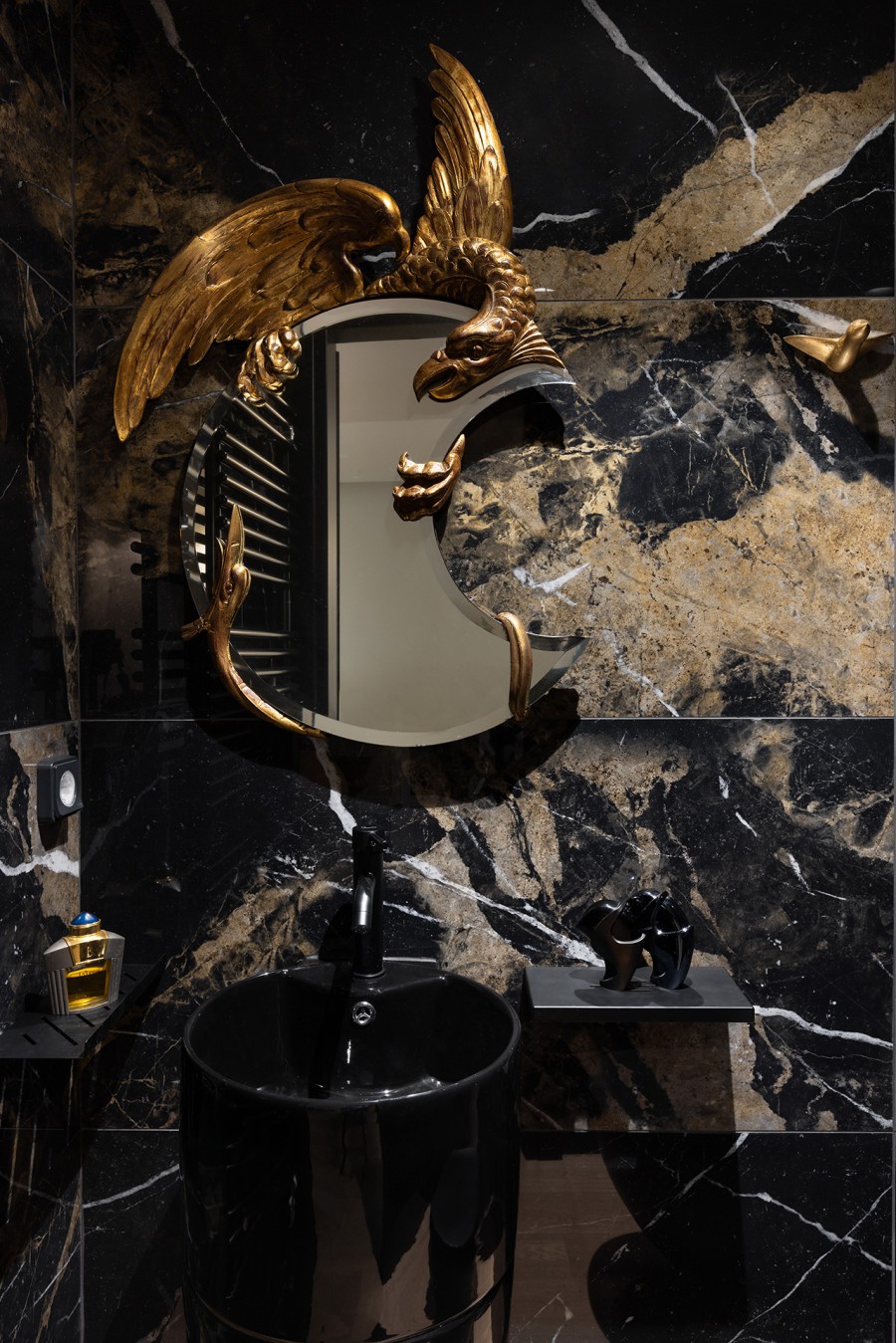 Ένα πρόσφατα ανακαινισμένο διαμέρισμα στο Κολωνάκι γεμάτο Τέχνη- Φωτογραφία 13