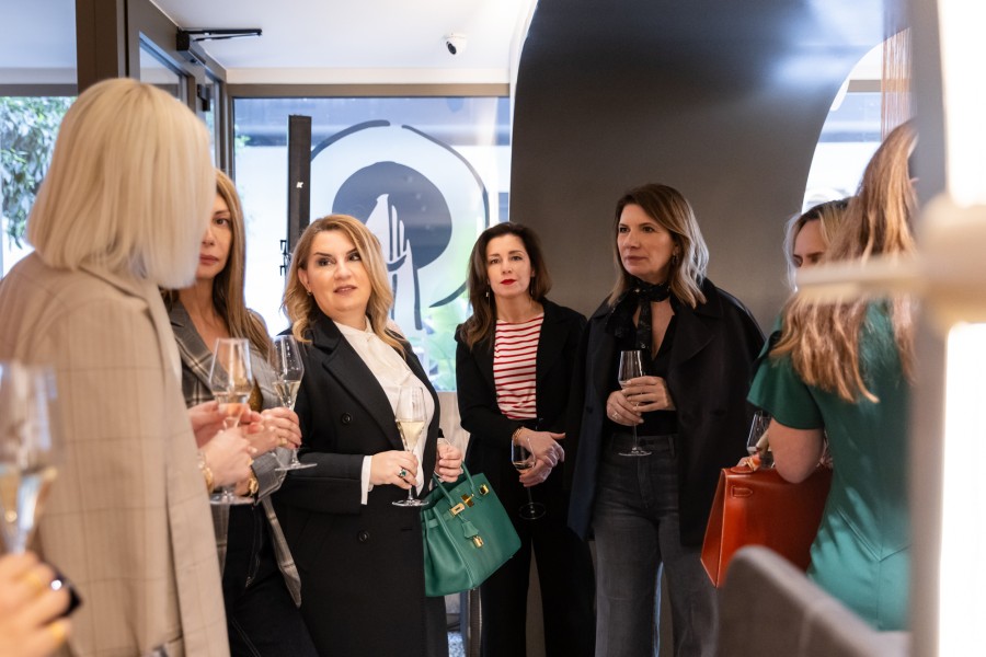 H Porsche στo πλαίσιo των εορτασμών του Glow 200 Anniversary παρουσίασε για 1η φορά στην Ελλάδα τη νέα Panamera στο πρωτοποριακό Glow Fabulous Café- Φωτογραφία 1