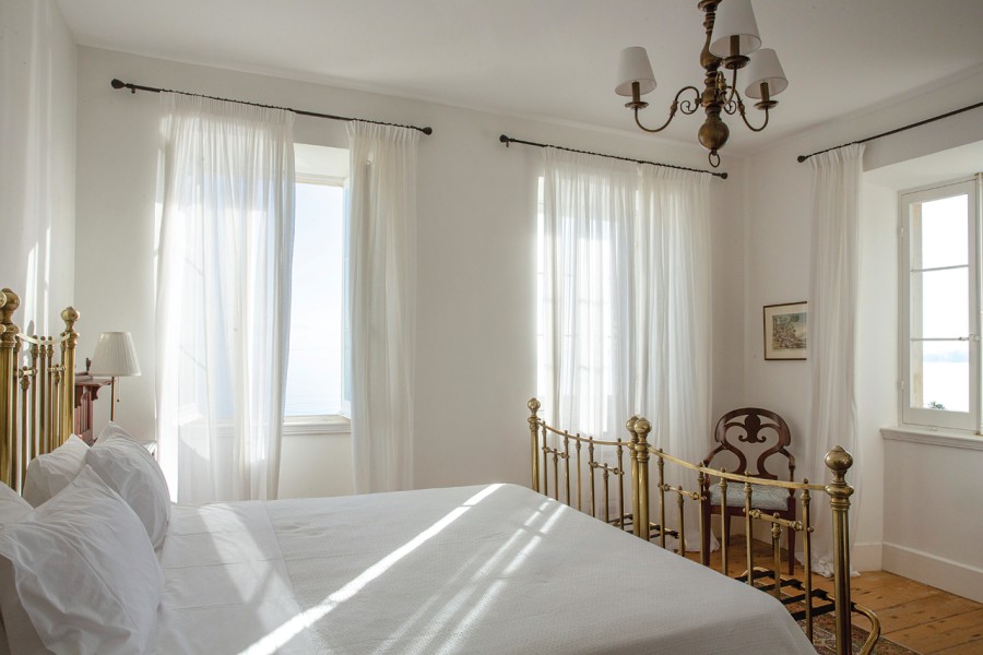 «Χαθείτε» στην έπαυλη της οικογένειας Γερακάρη στο Κοντοκάλι της Κέρκυρας που έκλεψε τις εντυπώσεις στη σειρά του BBC “The Durrels”- Φωτογραφία 1