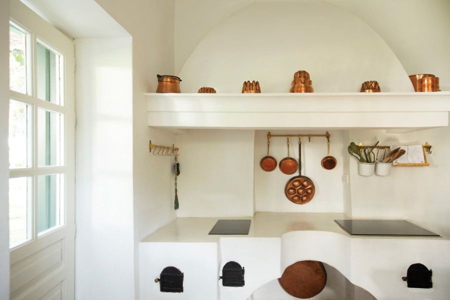 «Χαθείτε» στην έπαυλη της οικογένειας Γερακάρη στο Κοντοκάλι της Κέρκυρας που έκλεψε τις εντυπώσεις στη σειρά του BBC “The Durrels”- Φωτογραφία 3