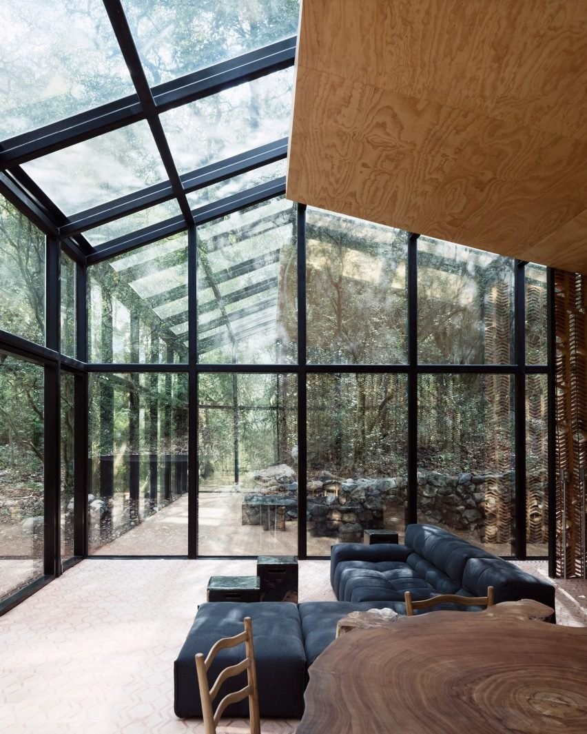 Μια σχεδόν αόρατη εξοχική κατοικία στο δάσος του Monterrey στο Μεξικό- Φωτογραφία 3