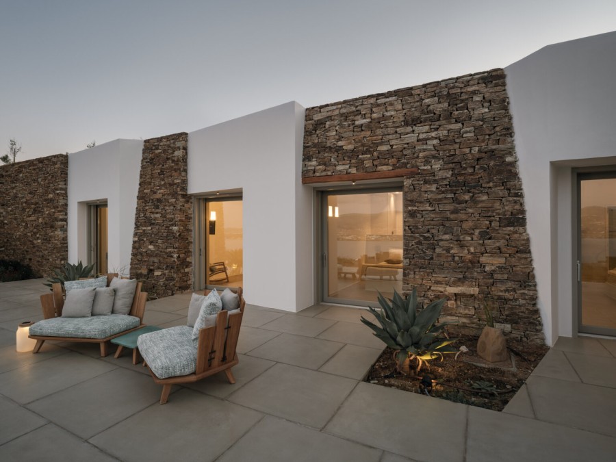 Αυτή η υπόσκαφη κατοικία στην Αντίπαρο μας βάζει κι επίσημα σε καλοκαιρινό mood- Φωτογραφία 2