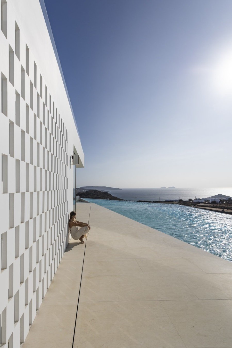 Μια εντυπωσιακή βίλα στη Μύκονο συνδυάζει αριστουργηματικά παράδοση και σύγχρονη τεχνολογία  - Φωτογραφία 2