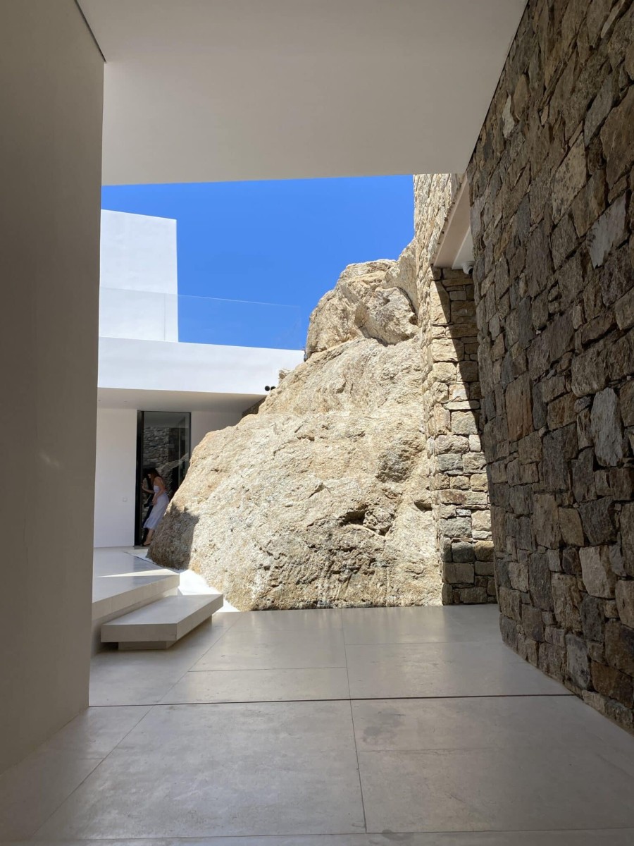 Μια εντυπωσιακή βίλα στη Μύκονο συνδυάζει αριστουργηματικά παράδοση και σύγχρονη τεχνολογία  - Φωτογραφία 9