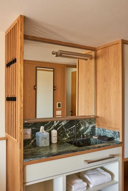 Ο ελληνικός μεταμοντερνισμός ξαναγεννιέται σε ένα ολοκαίνουριο ξενοδοχείο στην Αθήνα - Φωτογραφία 1