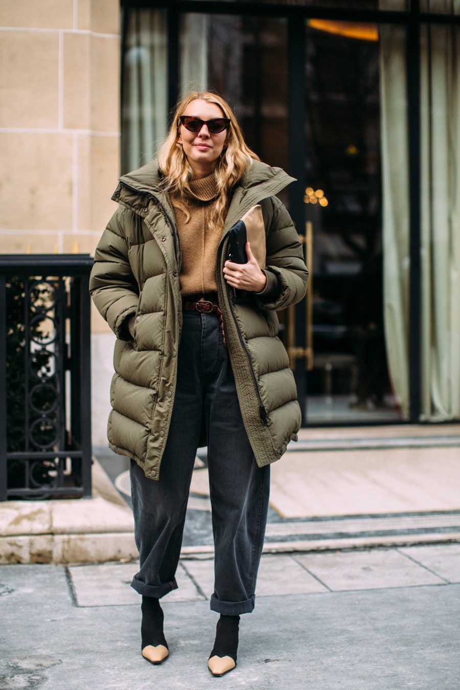 Τι φόρεσαν τα διάσημα fashion girls στην εβδομάδα μόδας του Παρισιού - Φωτογραφία 51