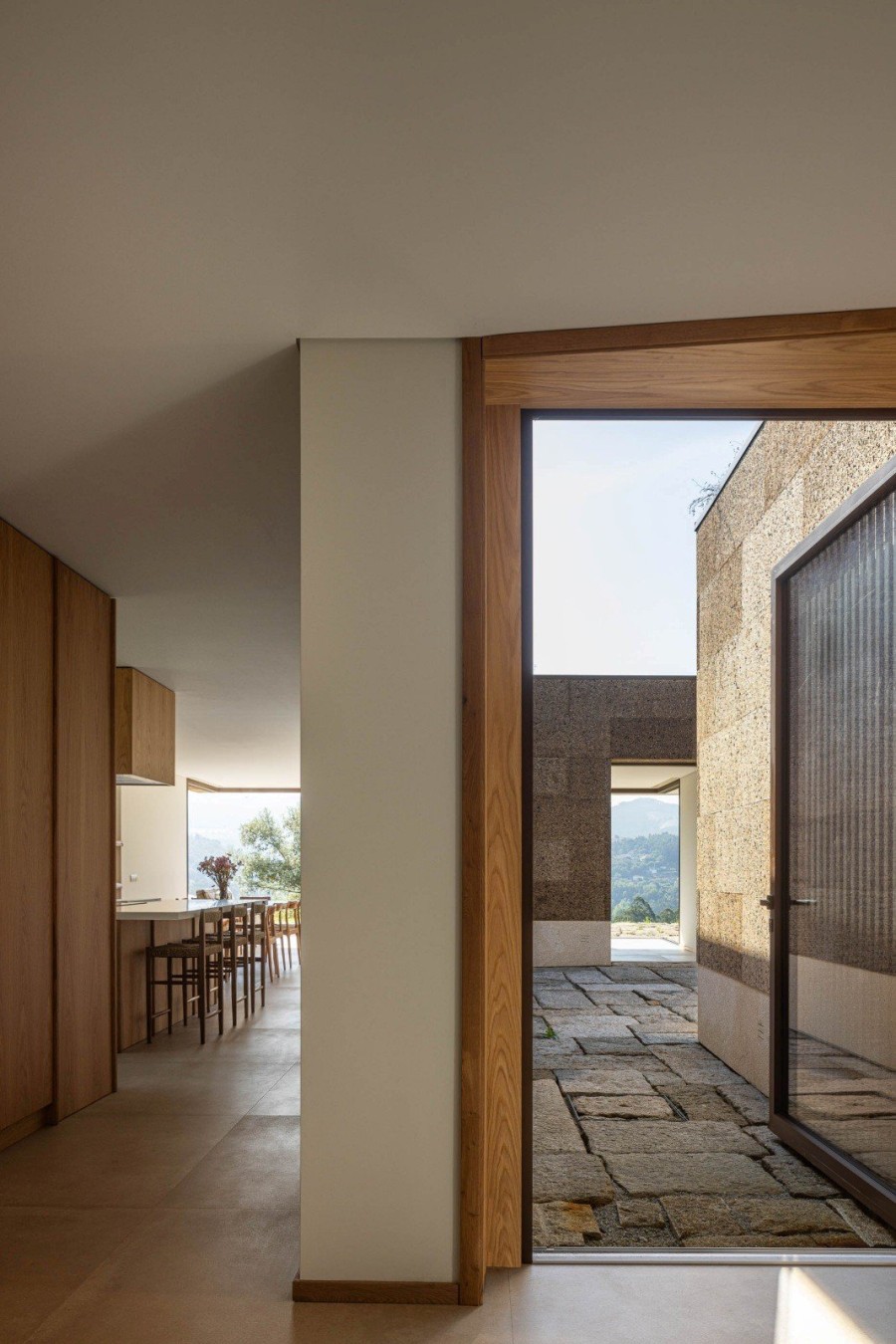 Μια κατοικία χτισμένη στην πλαγιά ενός λόφου της Πορτογαλίας είναι υπόδειγμα βιωσιμότητας- Φωτογραφία 1