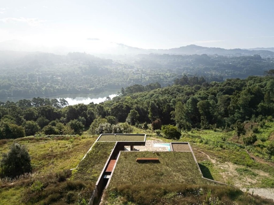 Μια κατοικία χτισμένη στην πλαγιά ενός λόφου της Πορτογαλίας είναι υπόδειγμα βιωσιμότητας- Φωτογραφία 3