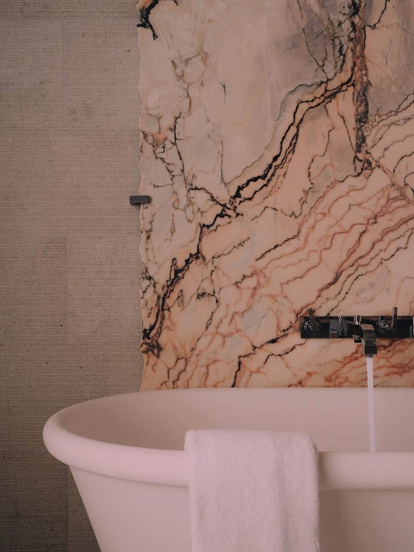 Ο Philippe Starck υπογράφει σχεδιαστικά το νέο ξενοδοχείο Maison Heler στη Γαλλία, ένα σουρεαλιστικό κτίριο του 19ου αιώνα - Φωτογραφία 2