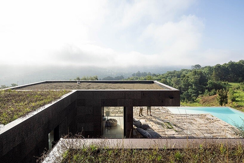 Μια κατοικία χτισμένη στην πλαγιά ενός λόφου της Πορτογαλίας είναι υπόδειγμα βιωσιμότητας- Φωτογραφία 5