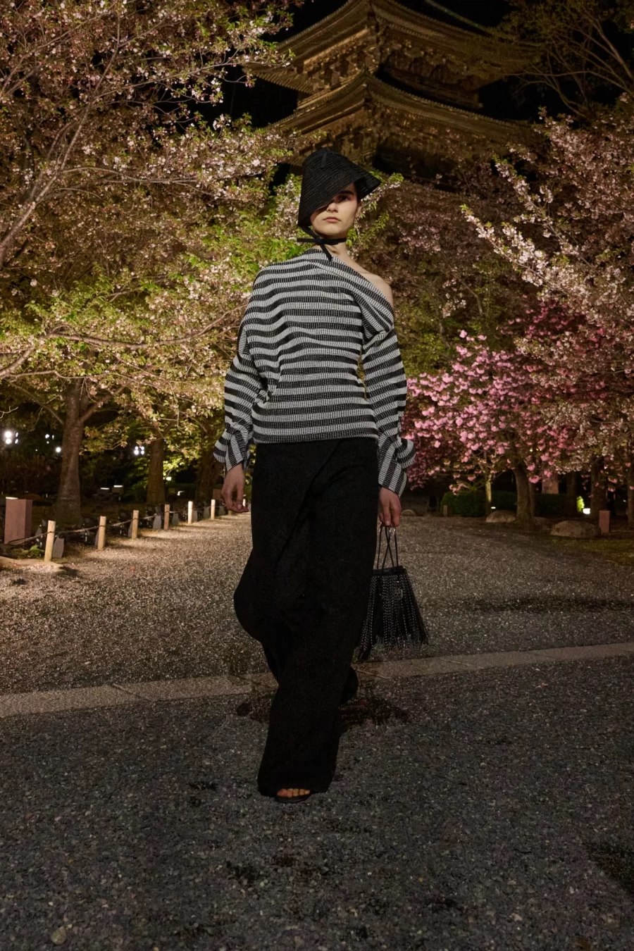 Fall 2025: Ο Dior παρουσίασε τη νέα του συλλογή στην Ιαπωνία σε ένα ανεπανάληπτο σκηνικό - Φωτογραφία 18