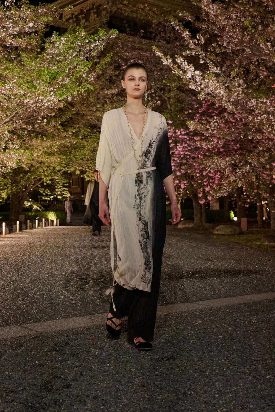 Fall 2025: Ο Dior παρουσίασε τη νέα του συλλογή στην Ιαπωνία σε ένα ανεπανάληπτο σκηνικό - Φωτογραφία 19