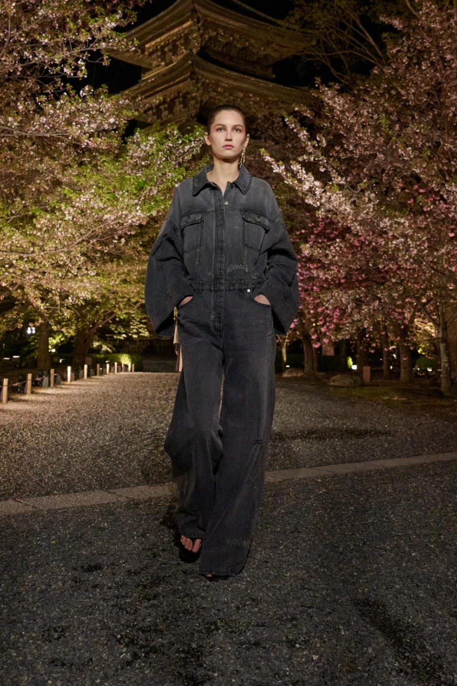 Fall 2025: Ο Dior παρουσίασε τη νέα του συλλογή στην Ιαπωνία σε ένα ανεπανάληπτο σκηνικό - Φωτογραφία 40