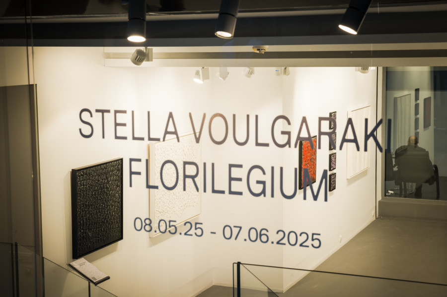 Florilegium: Η νέα έκθεση της  Στέλλας Βουλγαράκη «άνθισε» στη Roma Gallery της Αθήνας - Φωτογραφία 3