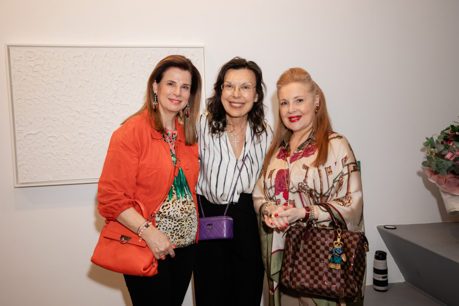 Florilegium: Η νέα έκθεση της  Στέλλας Βουλγαράκη «άνθισε» στη Roma Gallery της Αθήνας - Φωτογραφία 6