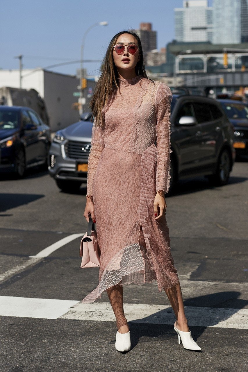 Δείτε πώς θα φορέσετε τα hot παπούτσια της άνοιξης- Φωτογραφία 1