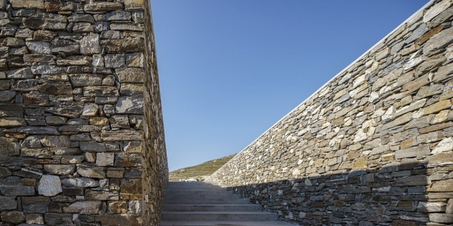 Μια πέτρινη αγκαλιά προστατεύει το Hug house στη Νάουσα της Πάρου - Φωτογραφία 5