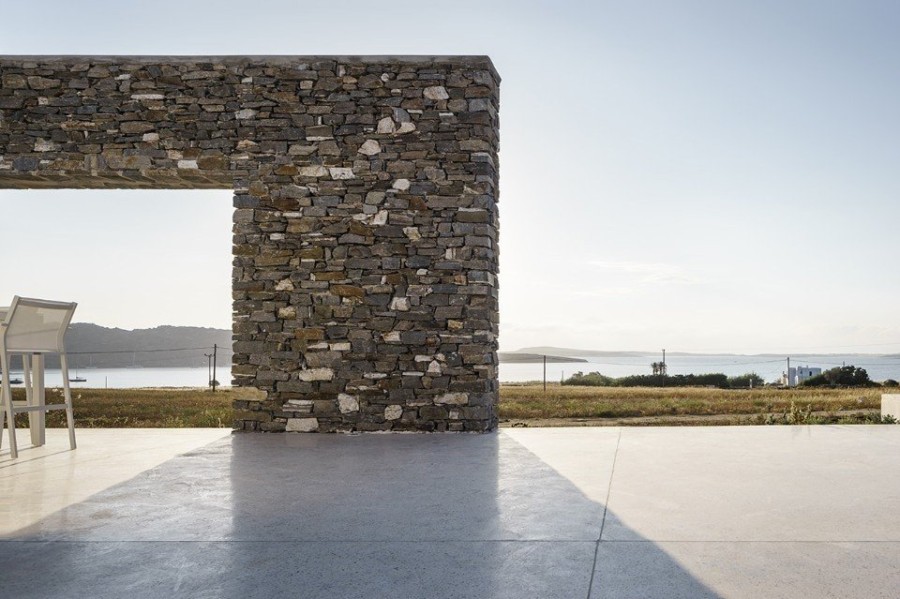 Μια πέτρινη αγκαλιά προστατεύει το Hug house στη Νάουσα της Πάρου - Φωτογραφία 1