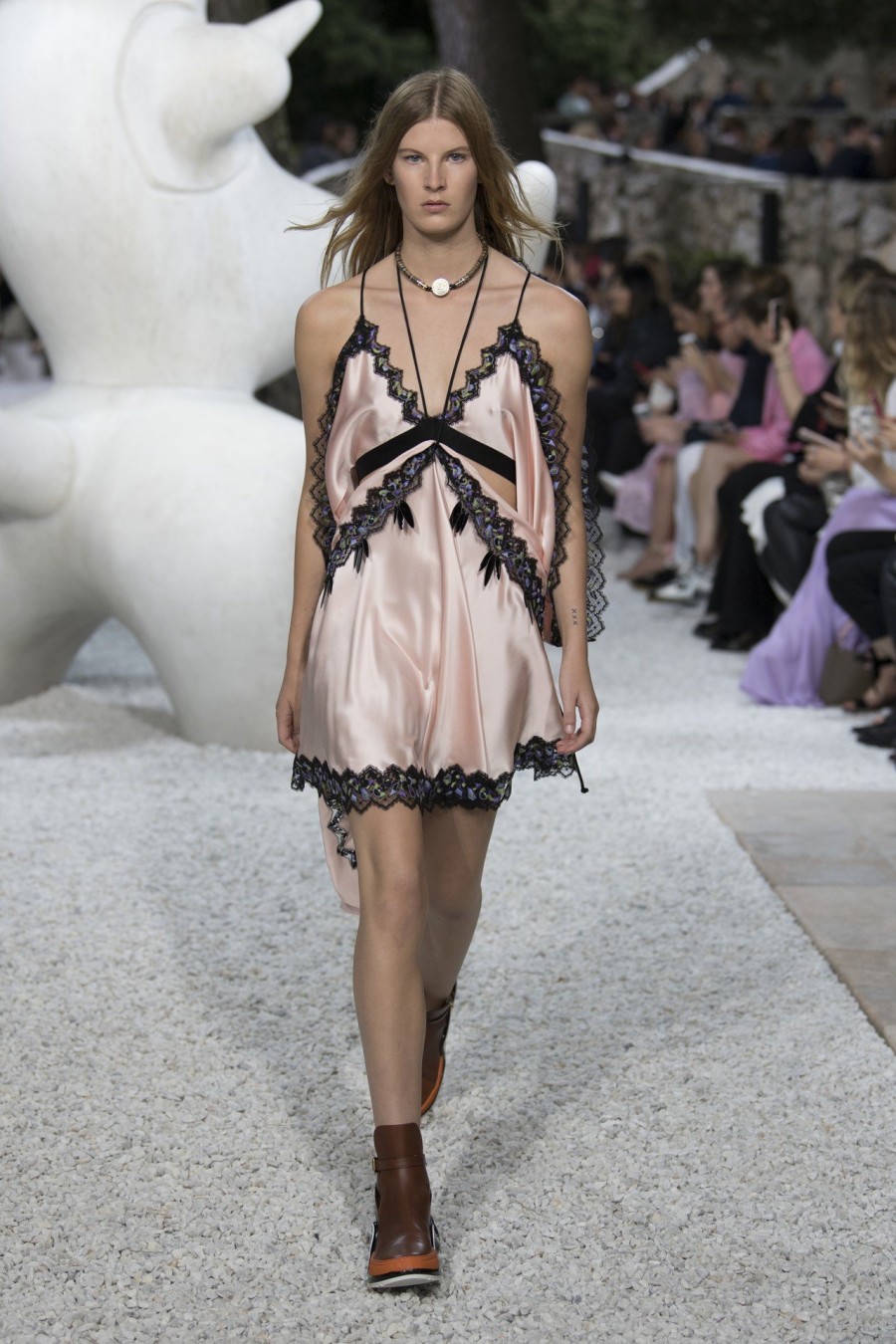 Η μόδα συνάντησε την τέχνη στο Louis Vuitton Cruise 2019 fashion show- Φωτογραφία 8