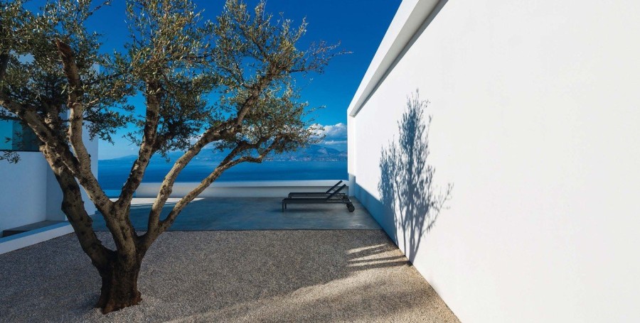 Μια κατοικία στο Ιόνιο που κυριολεκτικά κόβει την ανάσα - Φωτογραφία 3