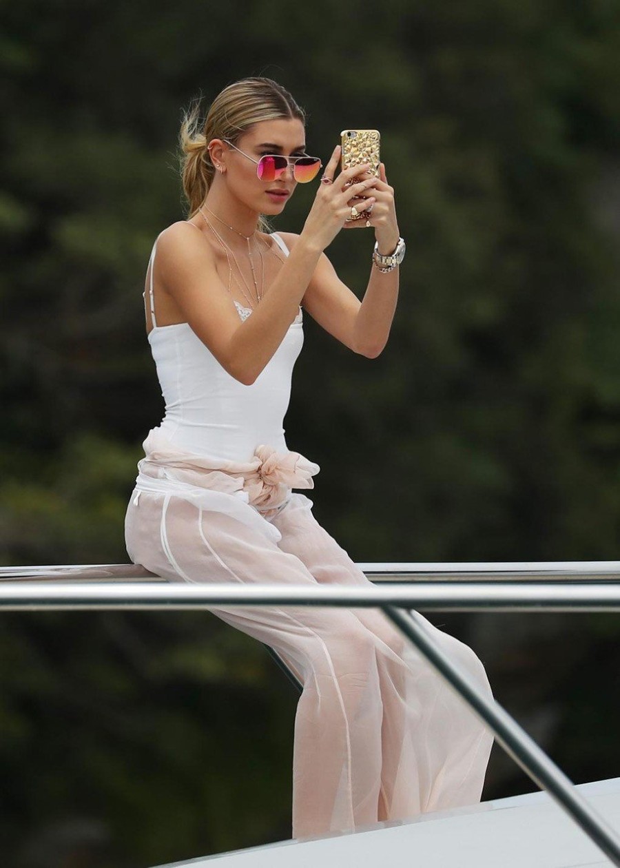 Vacation Mood: τι φοράνε οι celebrities στις διακοπές τους- Φωτογραφία 6