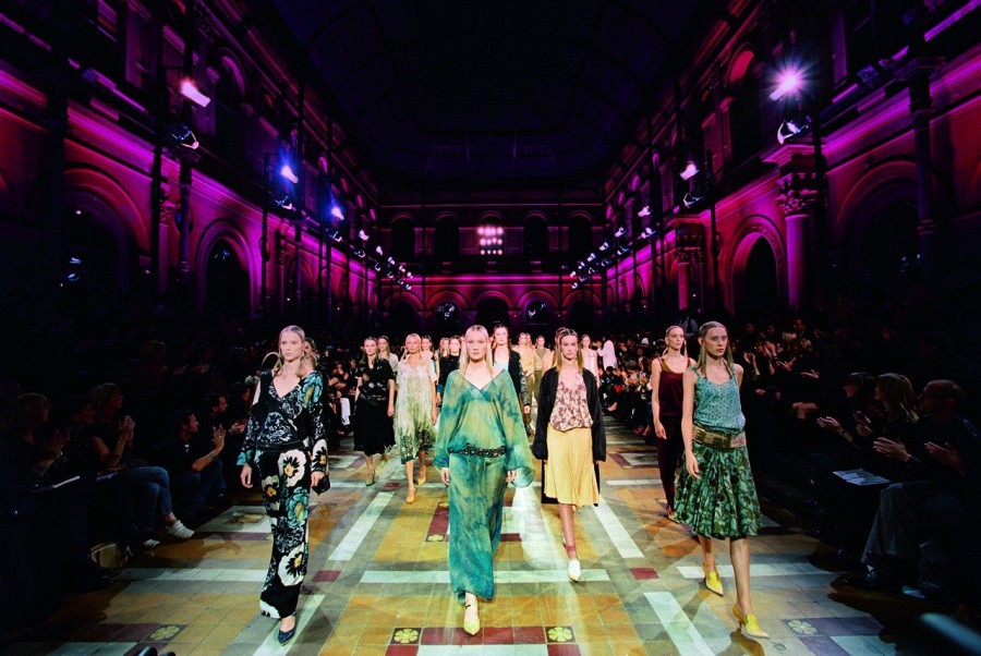 Ο σπουδαίος σχεδιαστής Dries Van Noten εμπνέει με την αισθητική του- Φωτογραφία 2