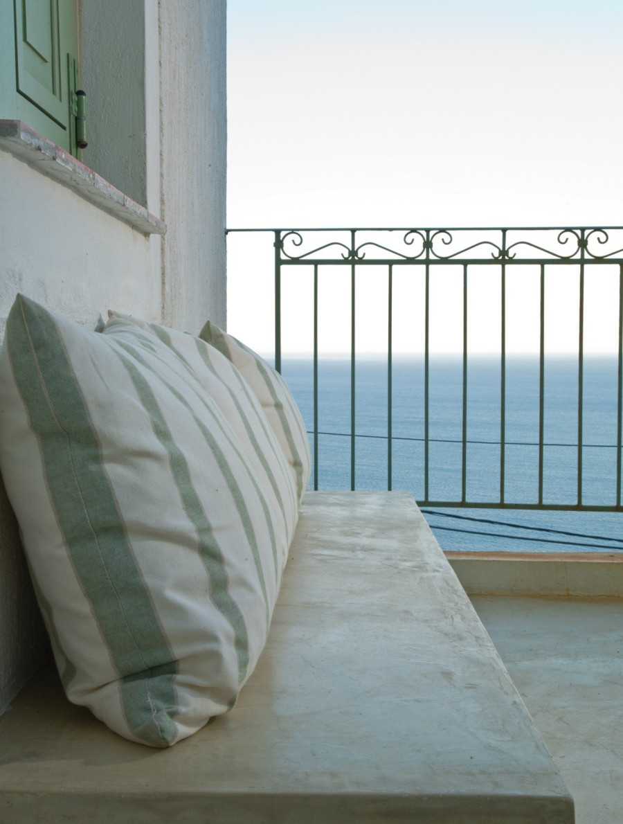 Η Ειρήνη Ντέρου μας ανοίγει τις πόρτες στο οικογενειακό σπίτι της στη Σκύρο- Φωτογραφία 6