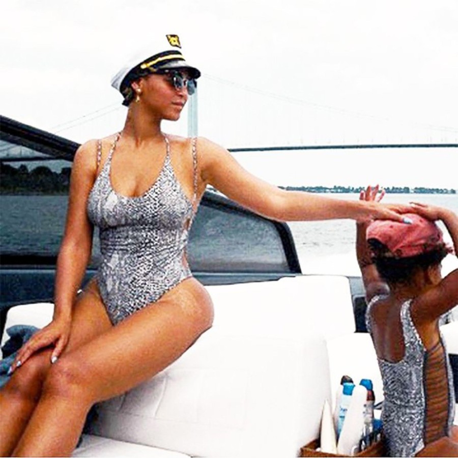 Δείτε τα ολόσωμα μαγιό που επέλεξαν οι celebrities- Φωτογραφία 8