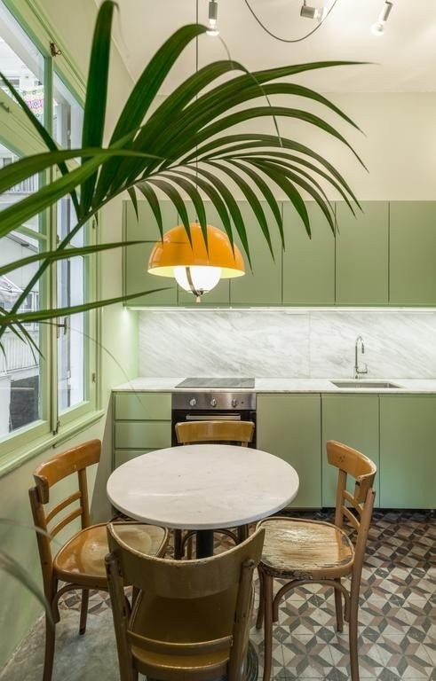 Με τροπικά χρώματα, το Waterfront Nikis Apartment έχει μοναδικό interior design- Φωτογραφία 6