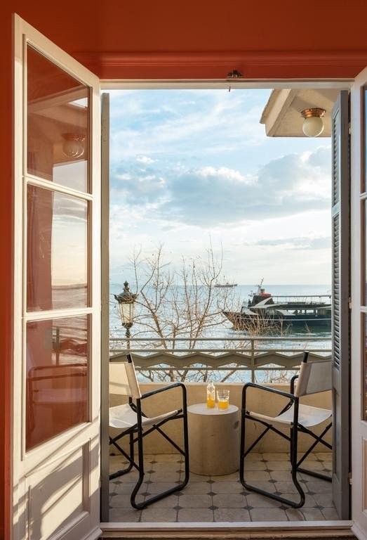 Με τροπικά χρώματα, το Waterfront Nikis Apartment έχει μοναδικό interior design- Φωτογραφία 10