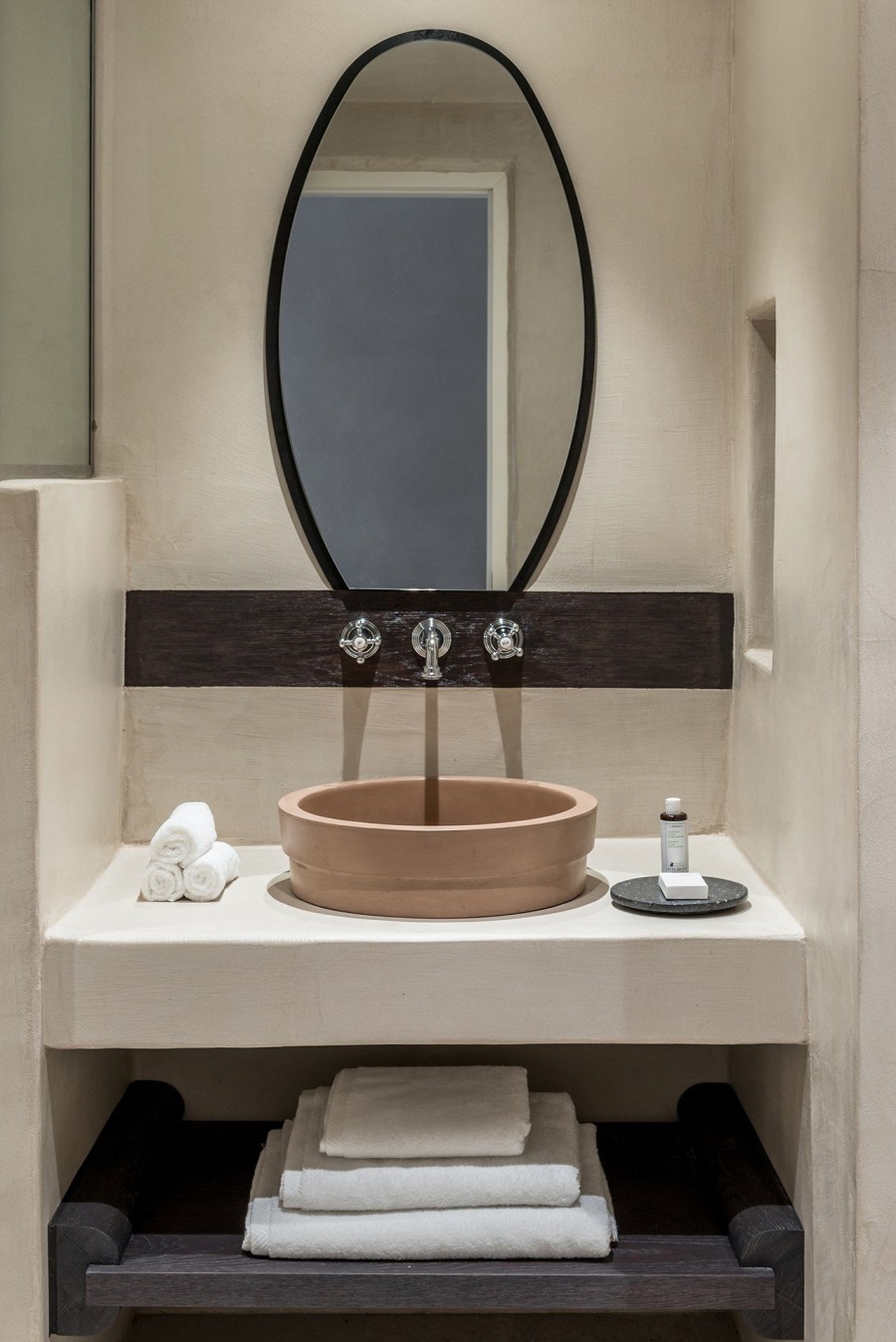 Οι αληθινές ιστορίες ανθρώπων εμπνέουν το νέο Ιstoria hotel στη Σαντορίνη- Φωτογραφία 12