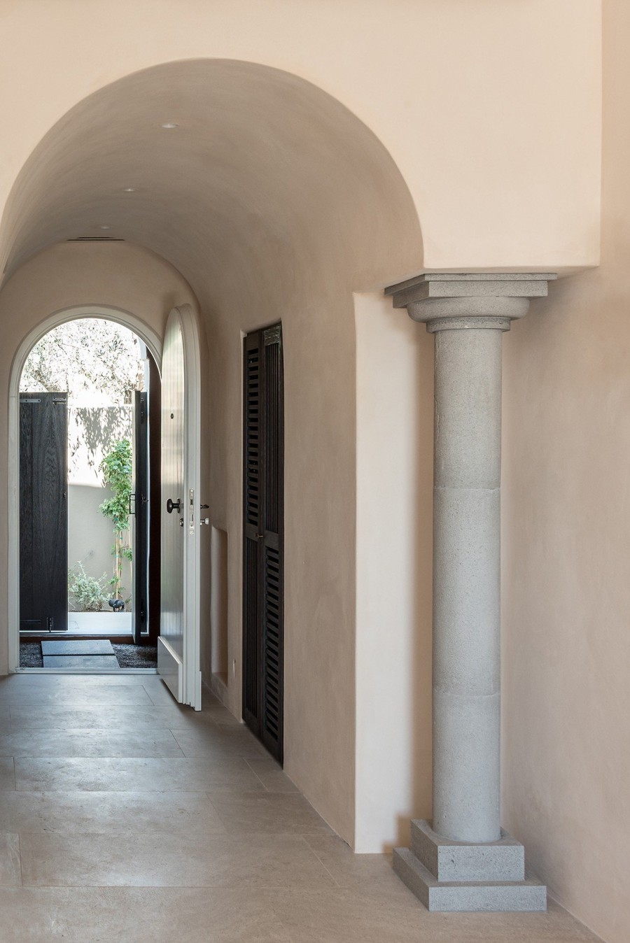 Οι αληθινές ιστορίες ανθρώπων εμπνέουν το νέο Ιstoria hotel στη Σαντορίνη- Φωτογραφία 14