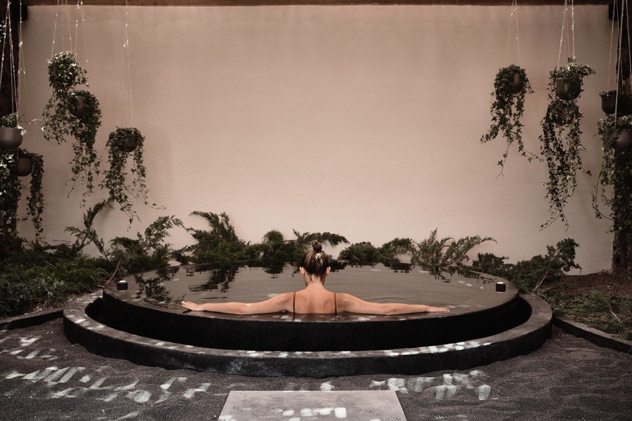 Οι αληθινές ιστορίες ανθρώπων εμπνέουν το νέο Ιstoria hotel στη Σαντορίνη- Φωτογραφία 17