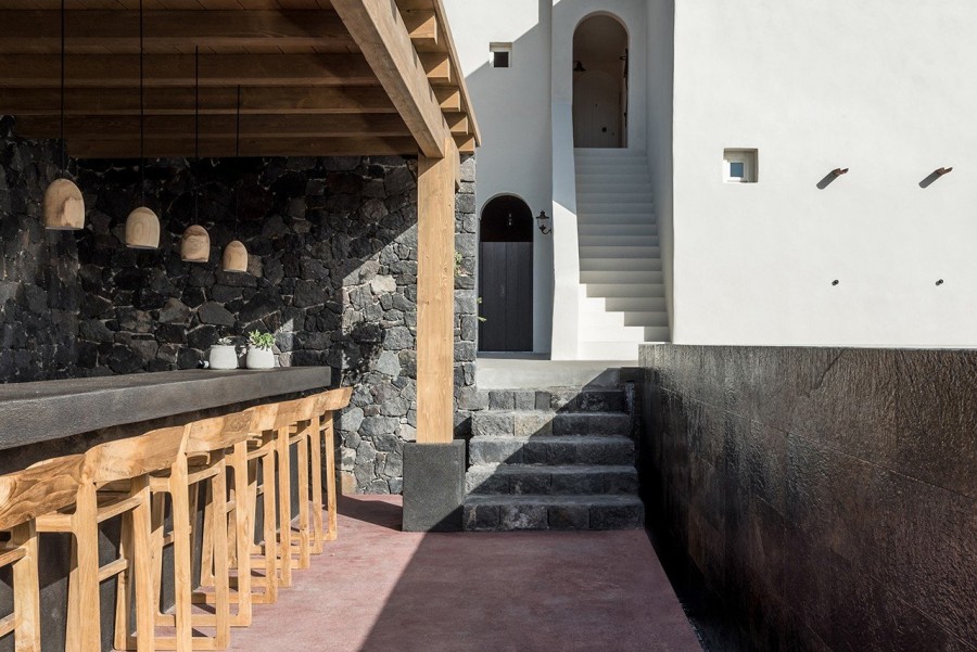 Οι αληθινές ιστορίες ανθρώπων εμπνέουν το νέο Ιstoria hotel στη Σαντορίνη- Φωτογραφία 20