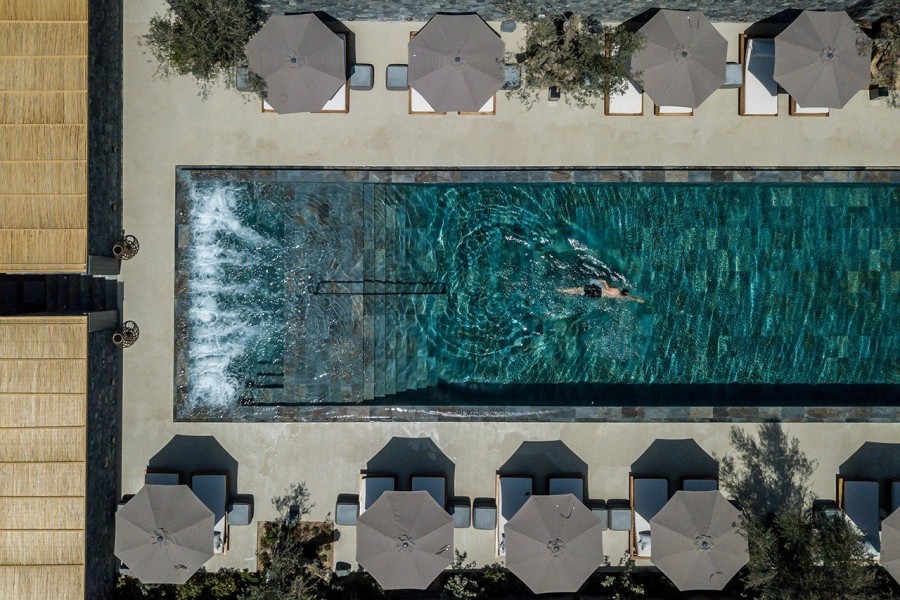 Οι αληθινές ιστορίες ανθρώπων εμπνέουν το νέο Ιstoria hotel στη Σαντορίνη- Φωτογραφία 19