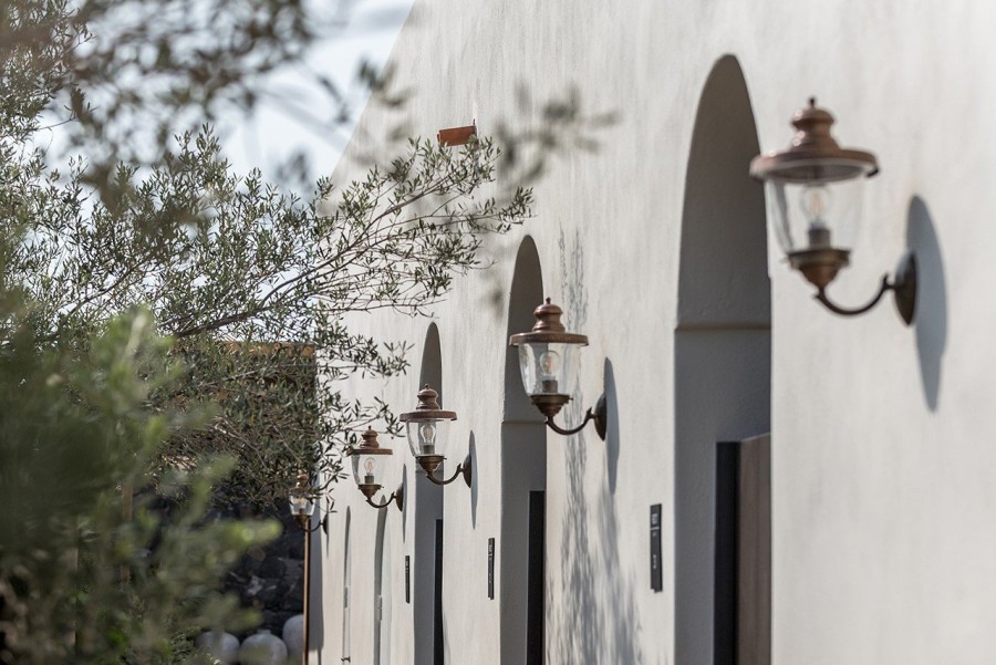 Οι αληθινές ιστορίες ανθρώπων εμπνέουν το νέο Ιstoria hotel στη Σαντορίνη- Φωτογραφία 4