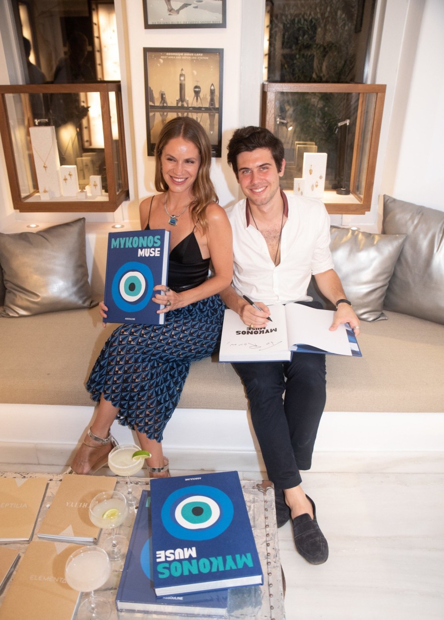 Η Λίζυ Μανωλά παρουσίασε το βιβλίο της Mykonos Muse στο νησί των Ανέμων- Φωτογραφία 5