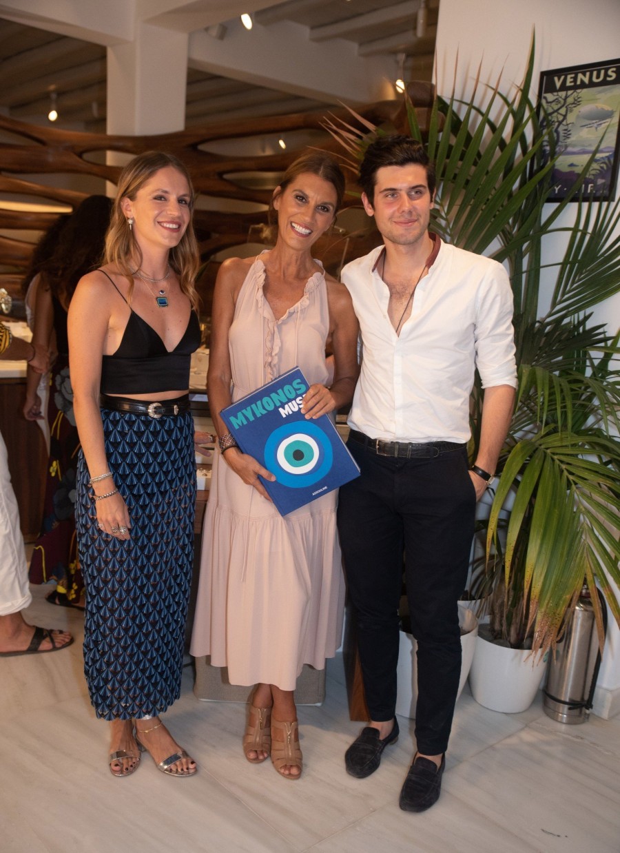 Η Λίζυ Μανωλά παρουσίασε το βιβλίο της Mykonos Muse στο νησί των Ανέμων- Φωτογραφία 7