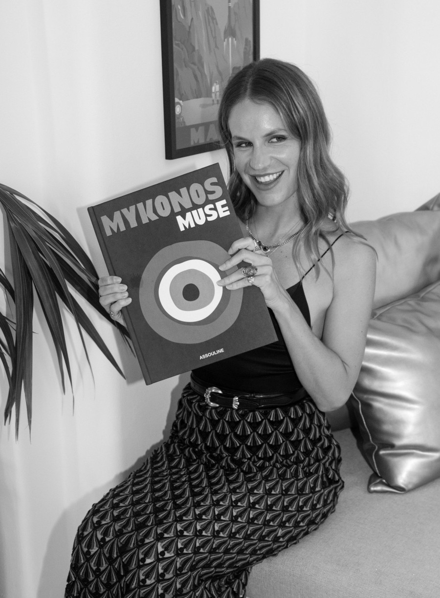 Η Λίζυ Μανωλά παρουσίασε το βιβλίο της Mykonos Muse στο νησί των Ανέμων- Φωτογραφία 8