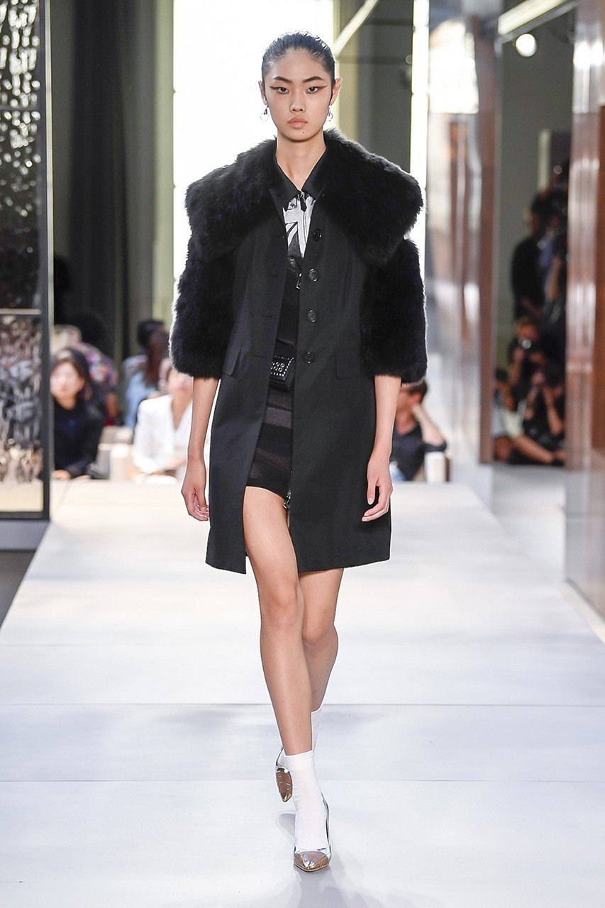 LFW: Δείτε το πρώτο show του Riccardo Tisci για τον οίκο Burberry - Φωτογραφία 49