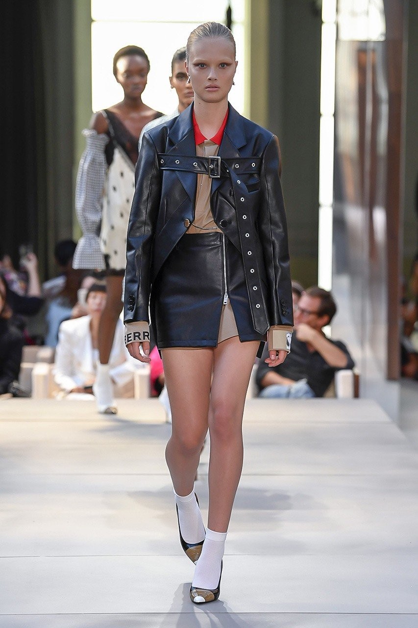 LFW: Δείτε το πρώτο show του Riccardo Tisci για τον οίκο Burberry - Φωτογραφία 54