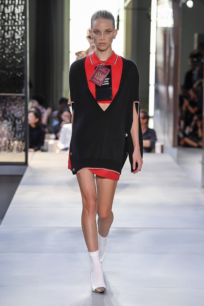 LFW: Δείτε το πρώτο show του Riccardo Tisci για τον οίκο Burberry - Φωτογραφία 74