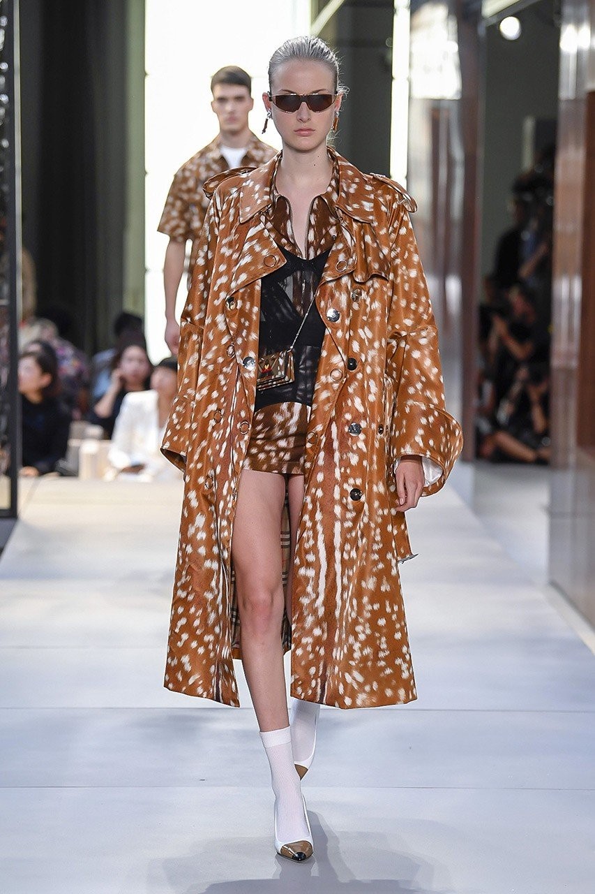 LFW: Δείτε το πρώτο show του Riccardo Tisci για τον οίκο Burberry - Φωτογραφία 75