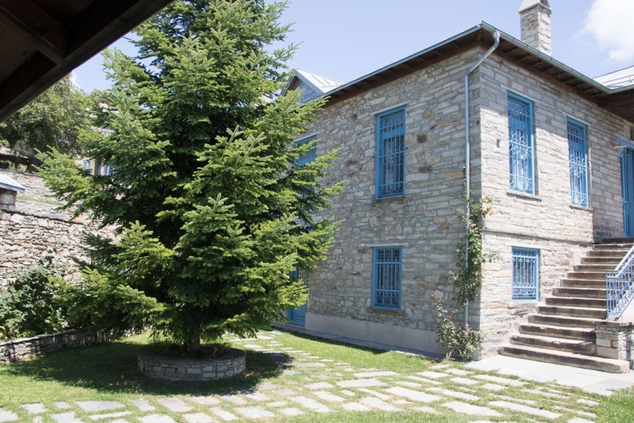 Στον δημιουργικό κόσμο της Νικομάχης Καρακωστάνογλου στο Νυμφαίο- Φωτογραφία 3