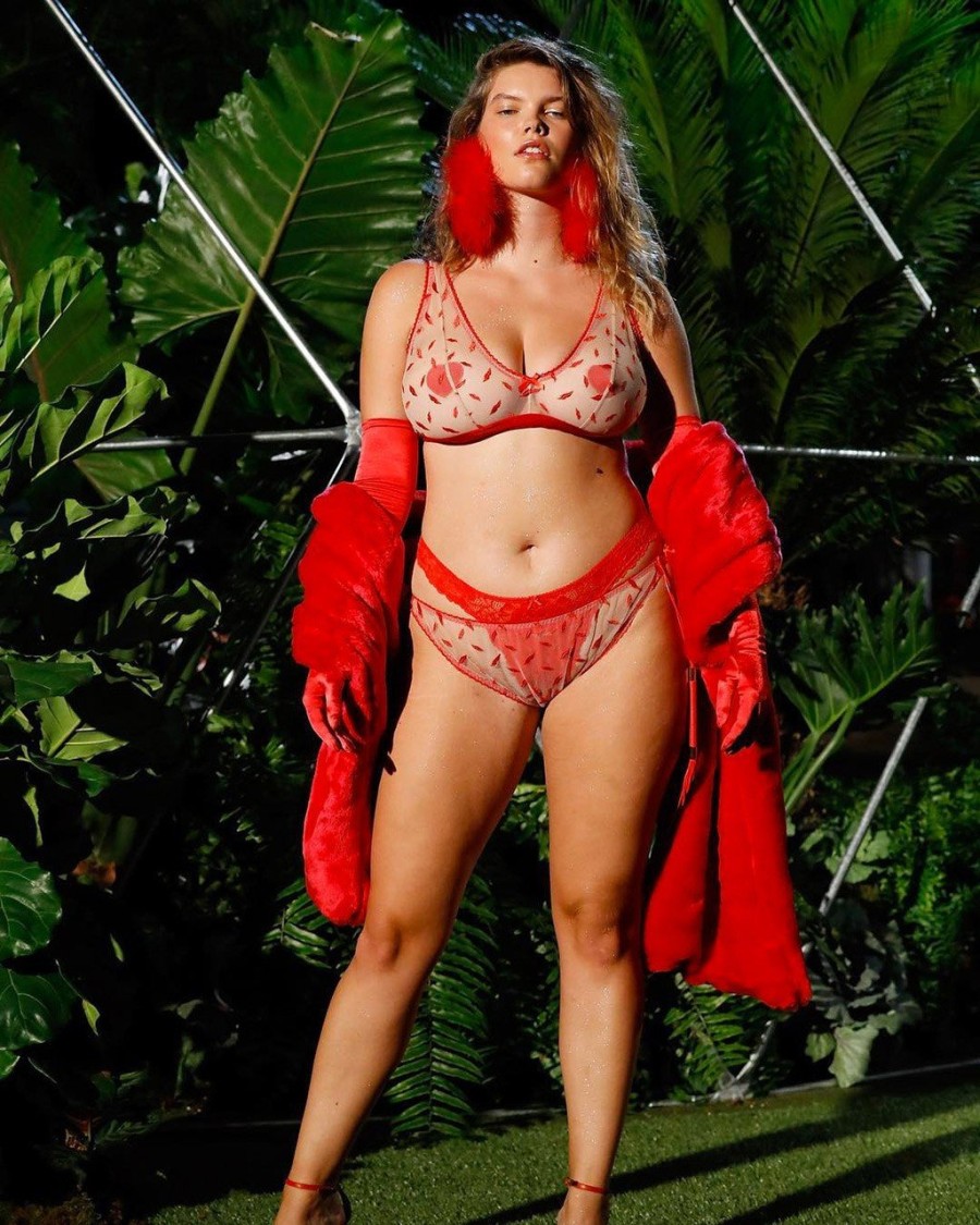 Η Rihanna αποθέωσε τις γυναίκες στο πρώτο Savage x Fenty show - Φωτογραφία 8