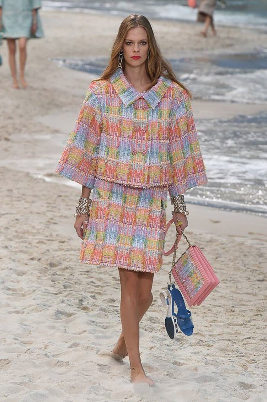 Μια βόλτα στην παραλία με τον Karl Lagerfld και τον οίκο μόδας Chanel - Φωτογραφία 11